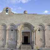 L'edificio, di fatto un cubo, � costituito da due ambienti sovrapposti: la cripta inferiore attualmente chiusa e la chiesa superiore. Quest�ultima � costruita in pietra bianca locale e conta della presenza di un portale sovrastato da un baldacchino...